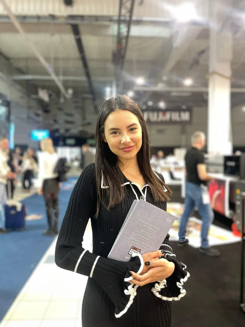 Hostessa na targach Ptak Expo